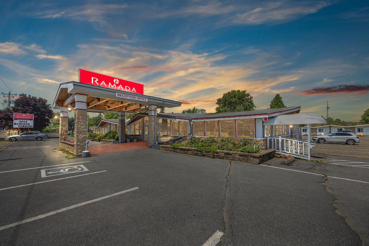 Ramada By Wyndham 1000 Islands Gananoque Hotel Exterior foto